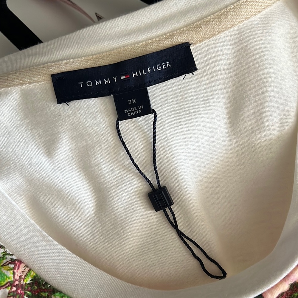 Tommy Hilfiger, 2X, floral top, stunning - Picture 3 of 6